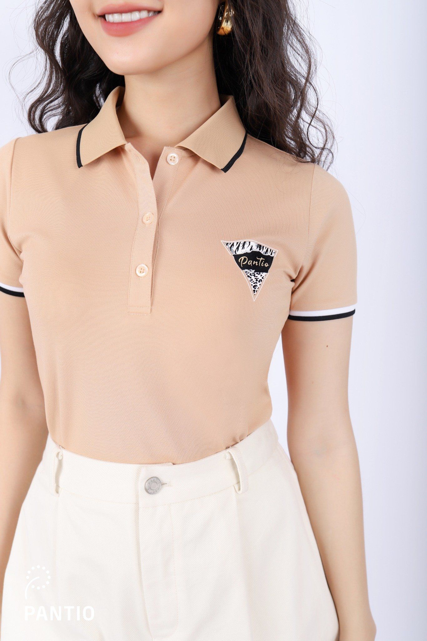 FAT5290 - Áo thun công sở vải cotton dáng suông cổ đức viền phối màu thân ngực có hình in trang trí - PANTIO