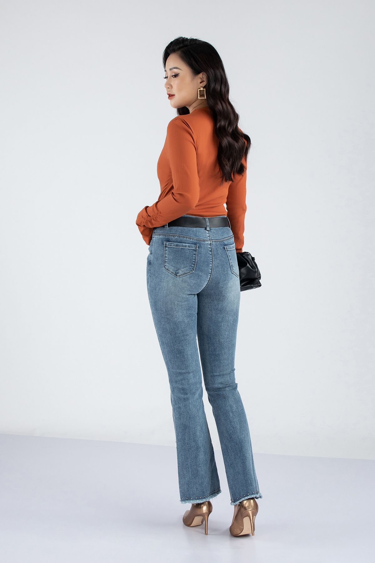 Áo dệt kim chất liệu thô đũi cổ lệch cách điệu dài tay dáng ôm FAT7229 - PANTIO