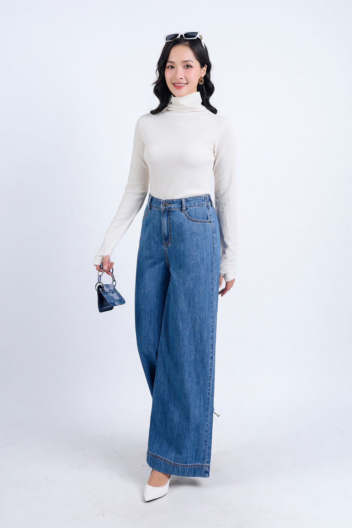 FQD51035 - Quần Jean dạo phố vải denim dáng suông dài ống rộng khoá thân trước