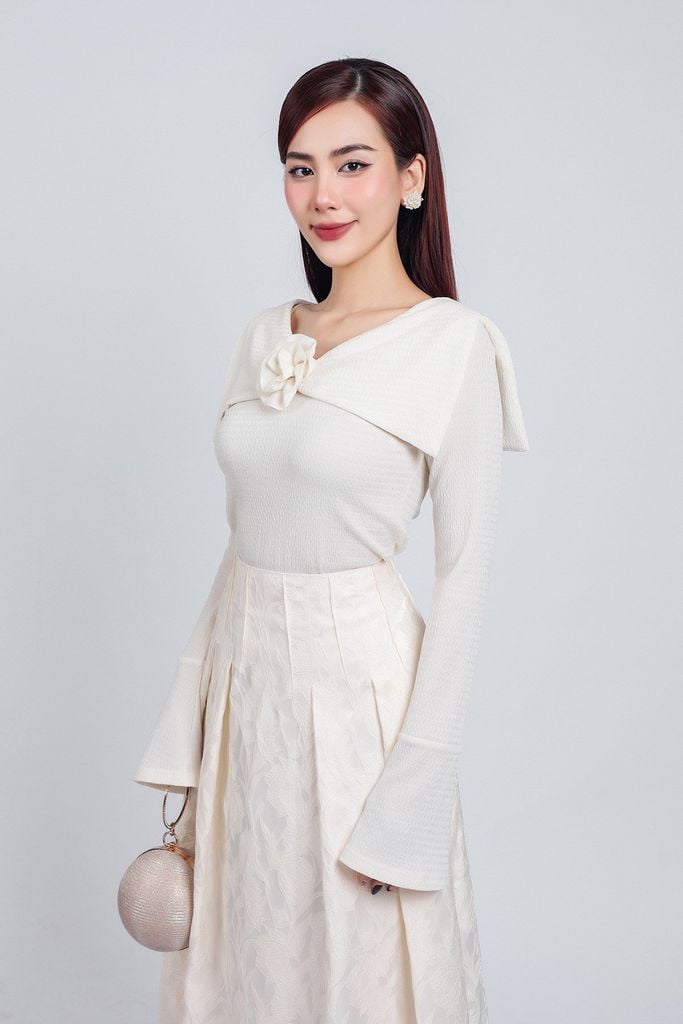 FAT9408 - Áo thun vải thô chun dáng ôm co giãn cổ kiểu bản to đính hoa tạo kiểu gấu tay loe thời trang - PANTIO