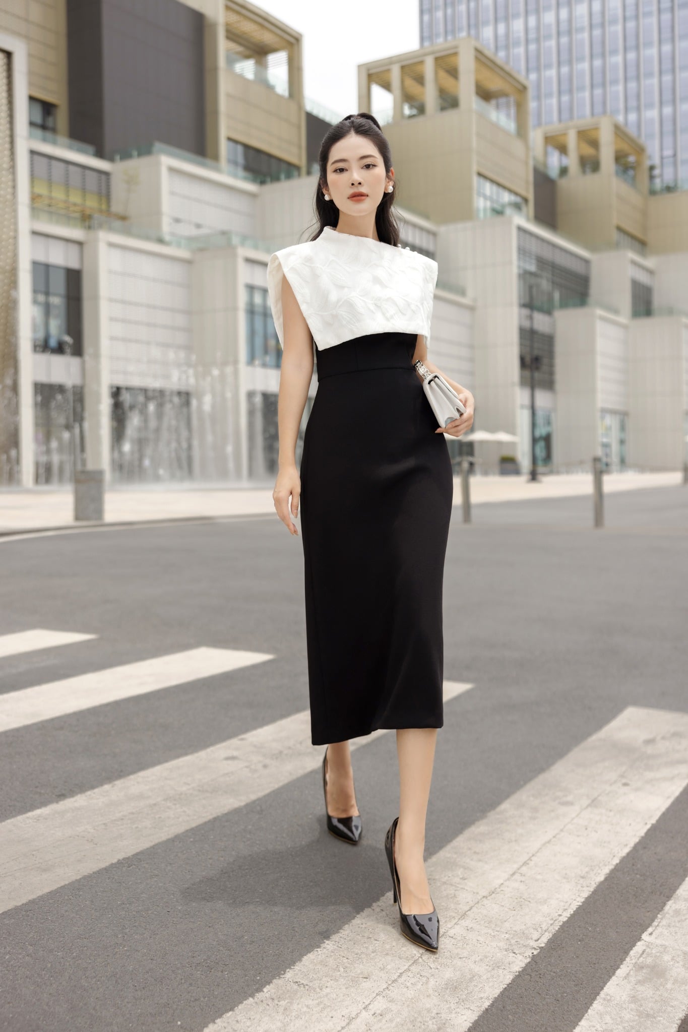 FDC13423 - Đầm công sở vải thô dáng xoè có lót vải habutai thân ngực phối vạt trắng vải ren tạo kiểu cài tháo dễ dàng khoá thân sau - PANTIO