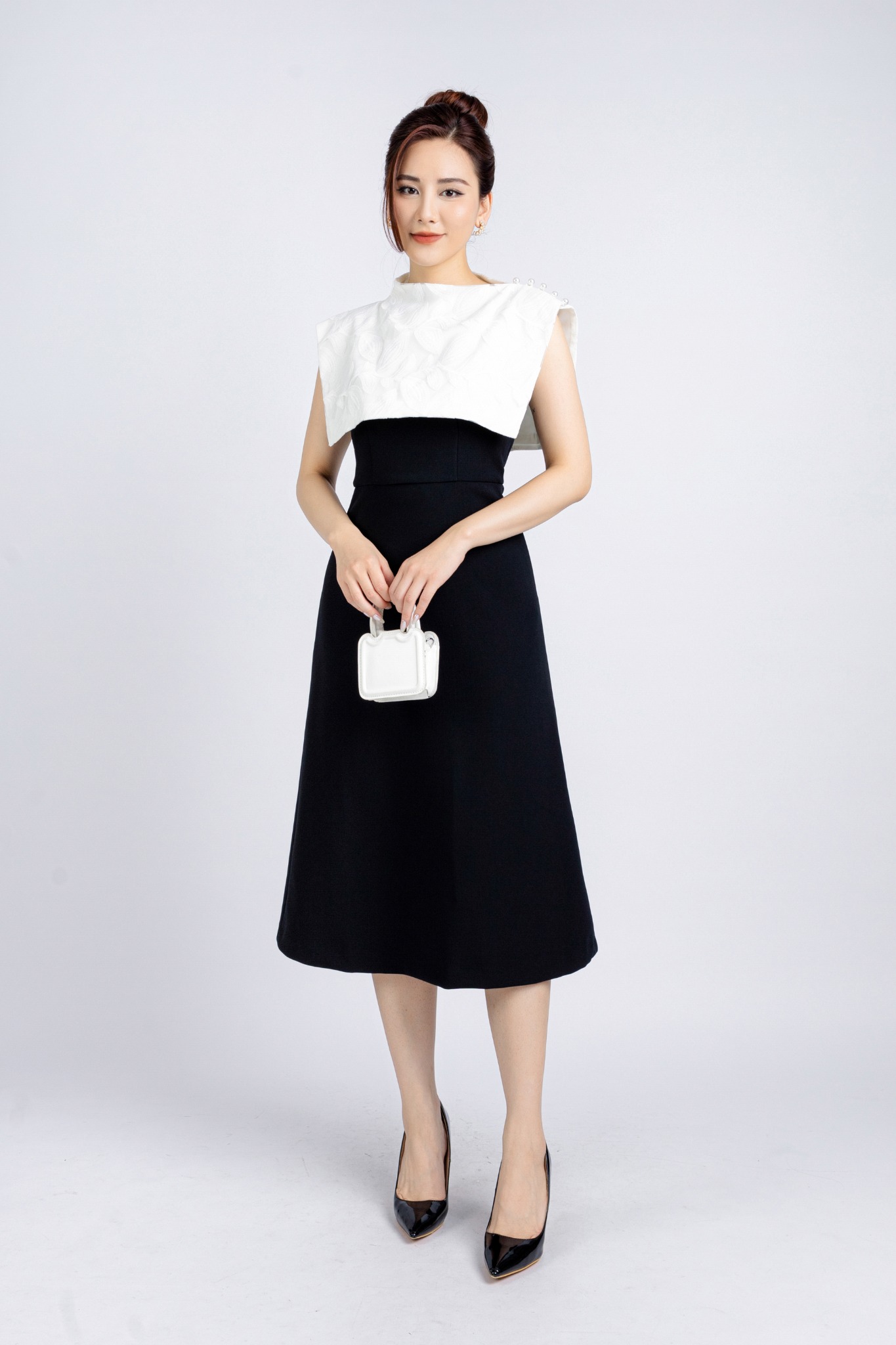 FDC13423 - Đầm công sở vải thô dáng xoè có lót vải habutai thân ngực phối vạt trắng vải ren tạo kiểu cài tháo dễ dàng khoá thân sau - PANTIO