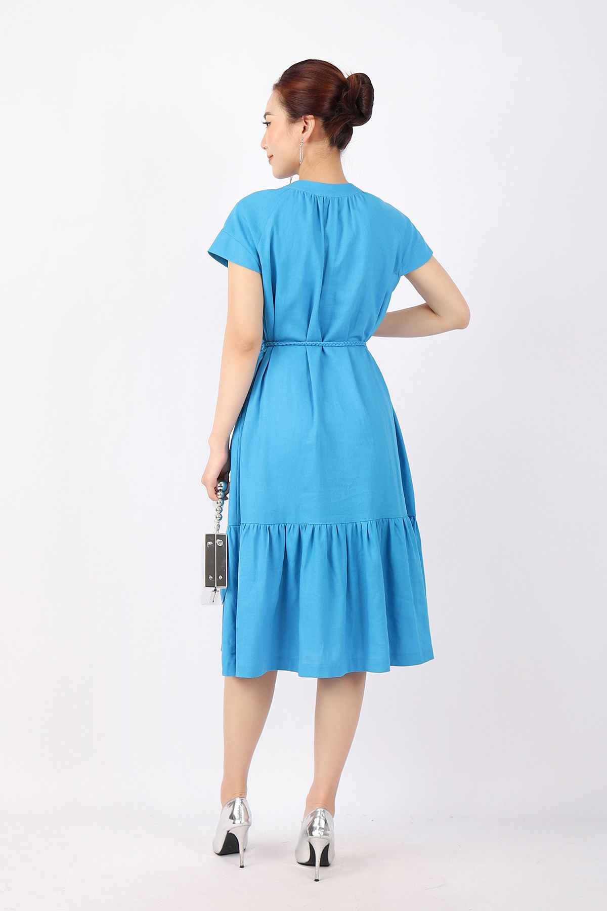 FDC13662 - Đầm công sở vải linen dáng Xoè chân xếp nhún cổ tròn phối khóa kim loại kèm dây đai tết tạo kiểu - PANTIO