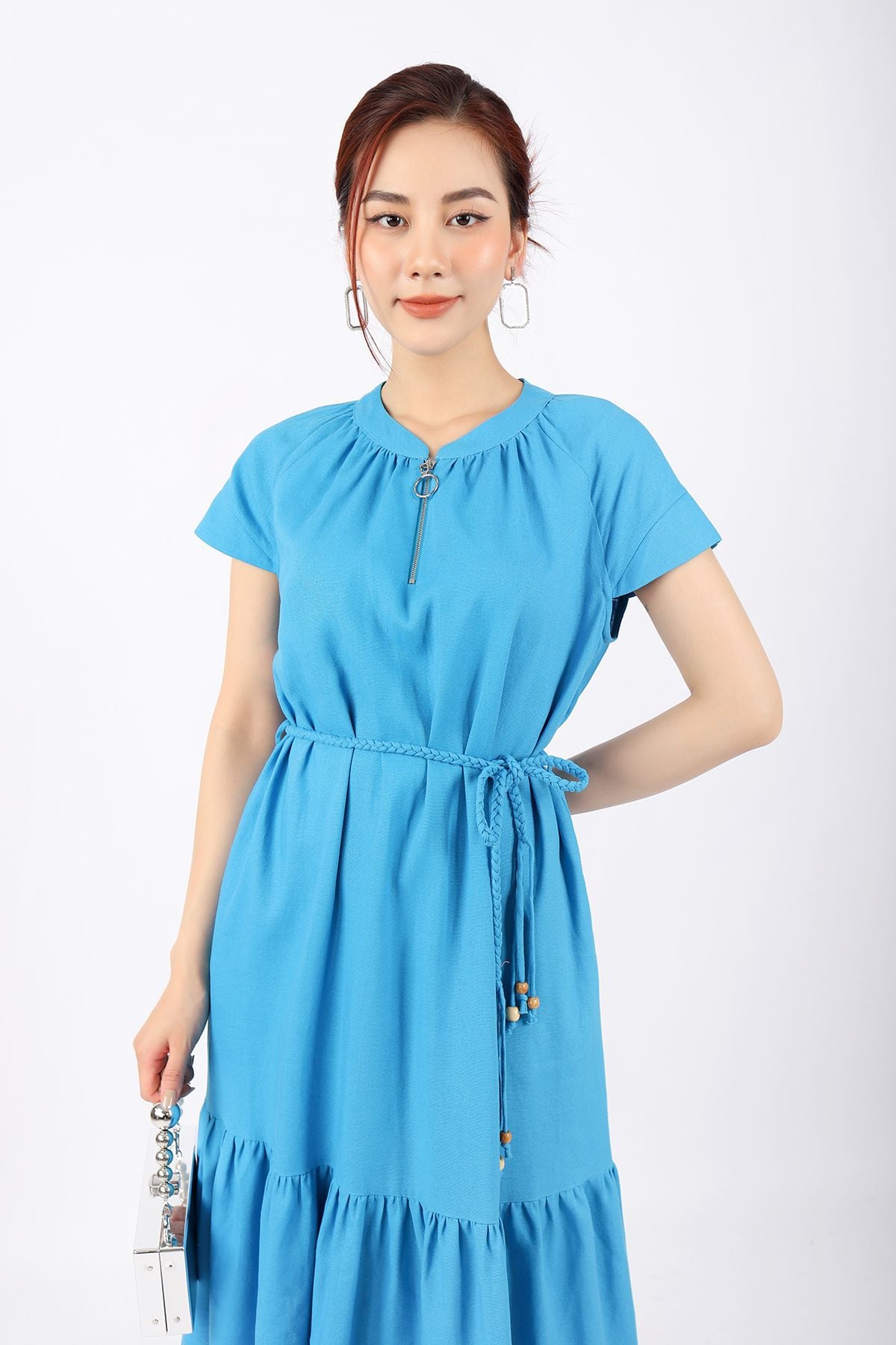 FDC13662 - Đầm công sở vải linen dáng Xoè chân xếp nhún cổ tròn phối khóa kim loại kèm dây đai tết tạo kiểu - PANTIO