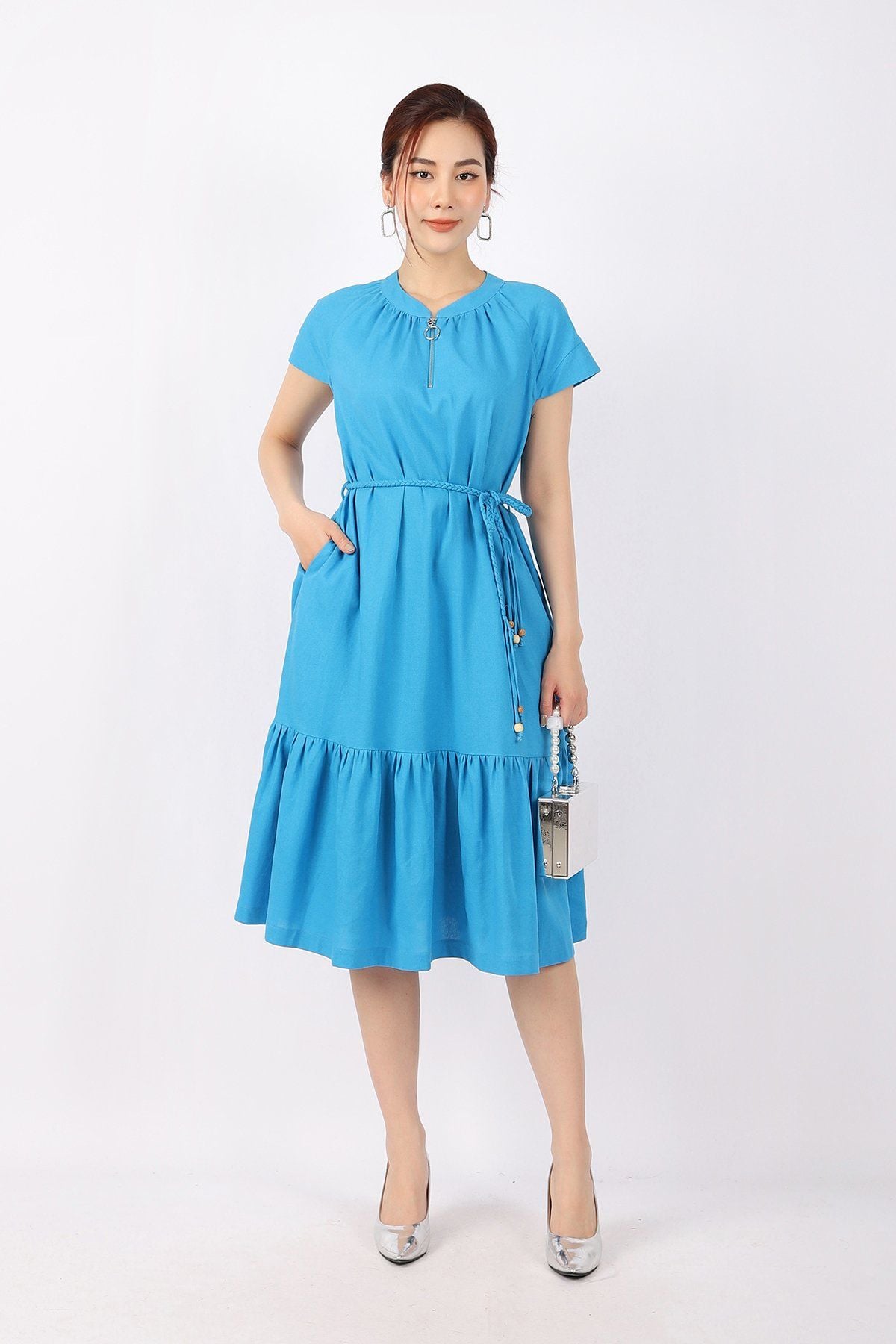 FDC13662 - Đầm công sở vải linen dáng Xoè chân xếp nhún cổ tròn phối khóa kim loại kèm dây đai tết tạo kiểu - PANTIO