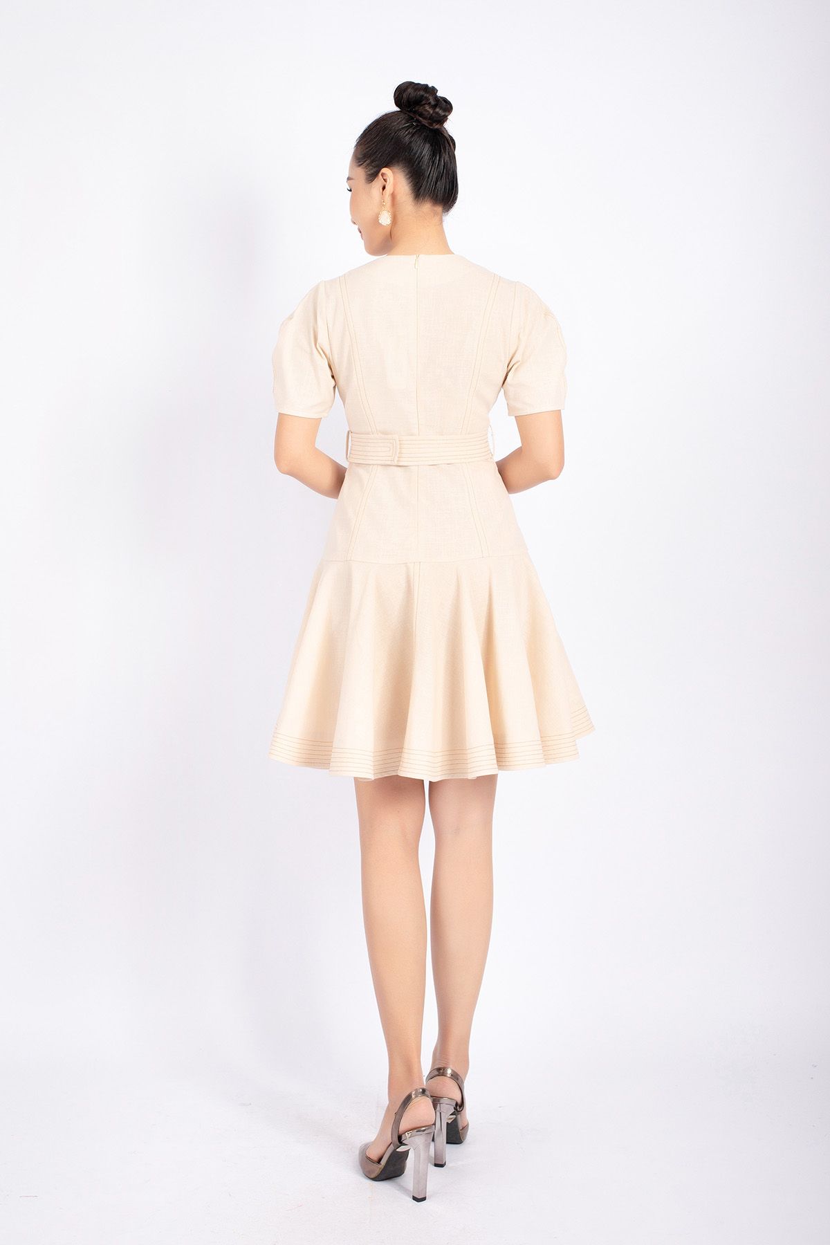 FDC13672 - Đầm công sở vải linen dáng Xoè cổ V thân diễu chỉ phối túi tay phồng kèm đai tạo kiểu khóa thân sau - PANTIO