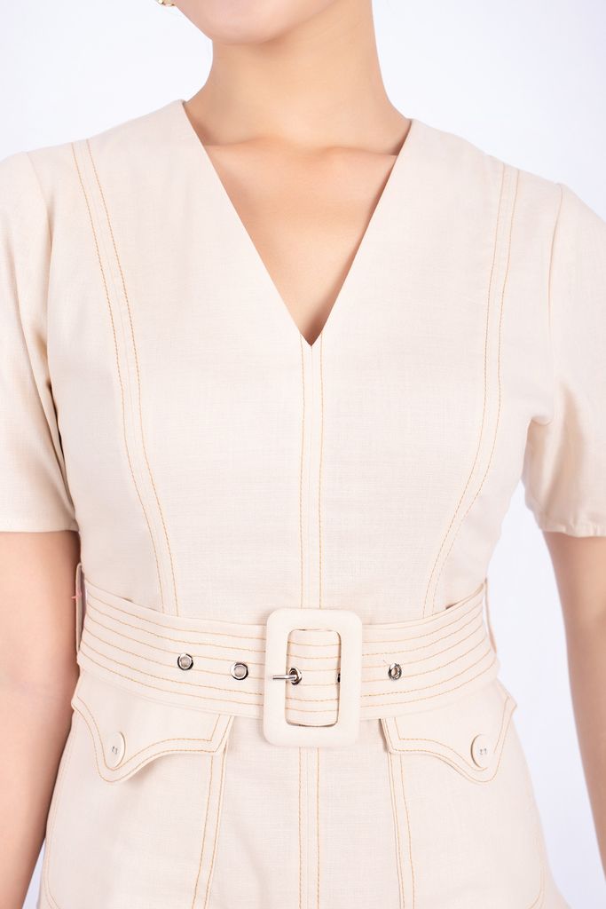 FDC13672 - Đầm công sở vải linen dáng Xoè cổ V thân diễu chỉ phối túi tay phồng kèm đai tạo kiểu khóa thân sau - PANTIO