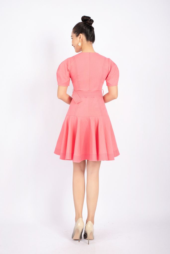 FDC13672 - Đầm công sở vải linen dáng Xoè cổ V thân diễu chỉ phối túi tay phồng kèm đai tạo kiểu khóa thân sau - PANTIO