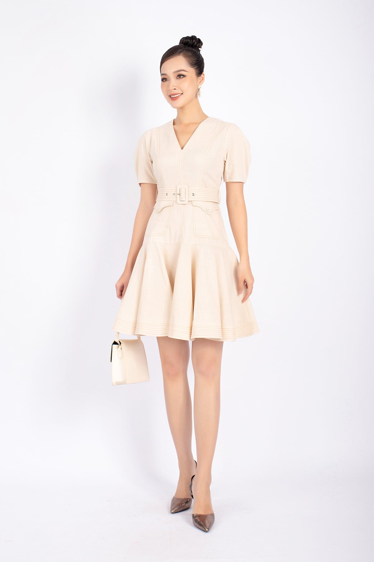 FDC13672 - Đầm công sở vải linen dáng Xoè cổ V thân diễu chỉ phối túi tay phồng kèm đai tạo kiểu khóa thân sau - PANTIO