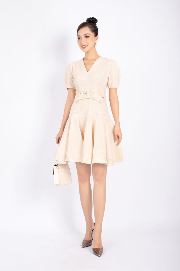 FDC13672 - Đầm công sở vải linen dáng Xoè cổ V thân diễu chỉ phối túi tay phồng kèm đai tạo kiểu khóa thân sau - PANTIO