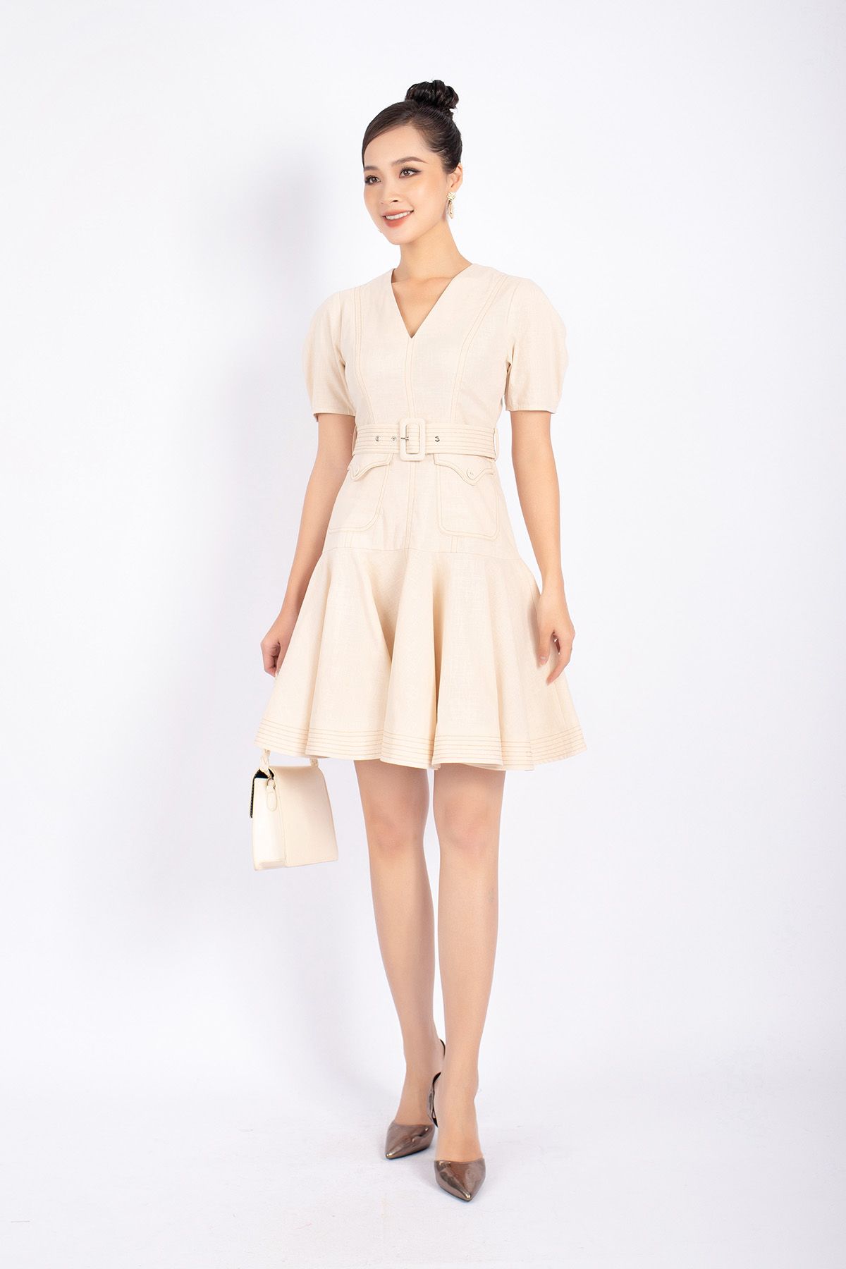 FDC13672 - Đầm công sở vải linen dáng Xoè cổ V thân diễu chỉ phối túi tay phồng kèm đai tạo kiểu khóa thân sau - PANTIO