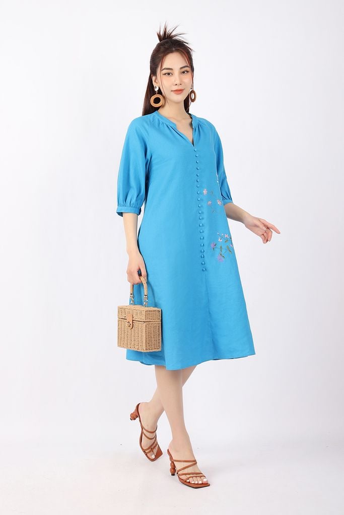 FDC13677 - Đầm công sở vải linen dáng A cổ tàu thấp xẻ thân phối hình thêu kèm khuy bọc trang trí - PANTIO