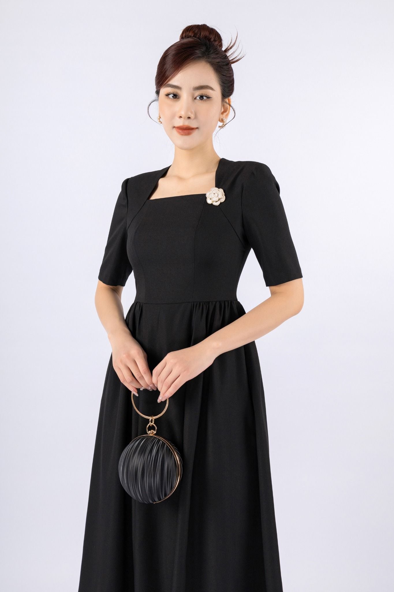 FDC14027 - Đầm công sở vải tuytsi dáng Xoè có lót vải habutai cổ vuông hông xếp nhún tạo kiểu kèm hoa cài áo khóa thân sau - PANTIO