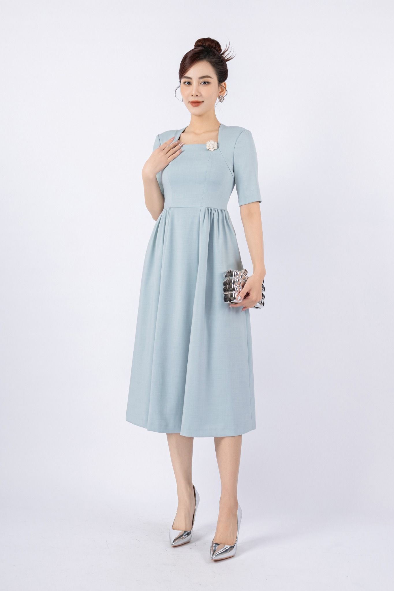FDC14027 - Đầm công sở vải tuytsi dáng Xoè có lót vải habutai cổ vuông hông xếp nhún tạo kiểu kèm hoa cài áo khóa thân sau - PANTIO