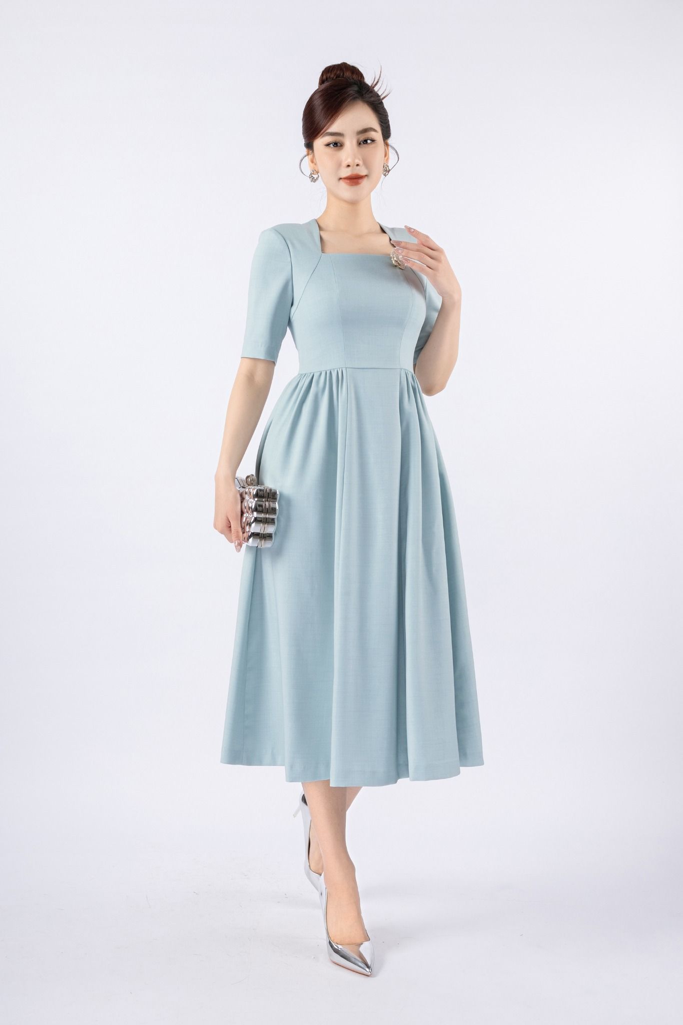 FDC14027 - Đầm công sở vải tuytsi dáng Xoè có lót vải habutai cổ vuông hông xếp nhún tạo kiểu kèm hoa cài áo khóa thân sau - PANTIO