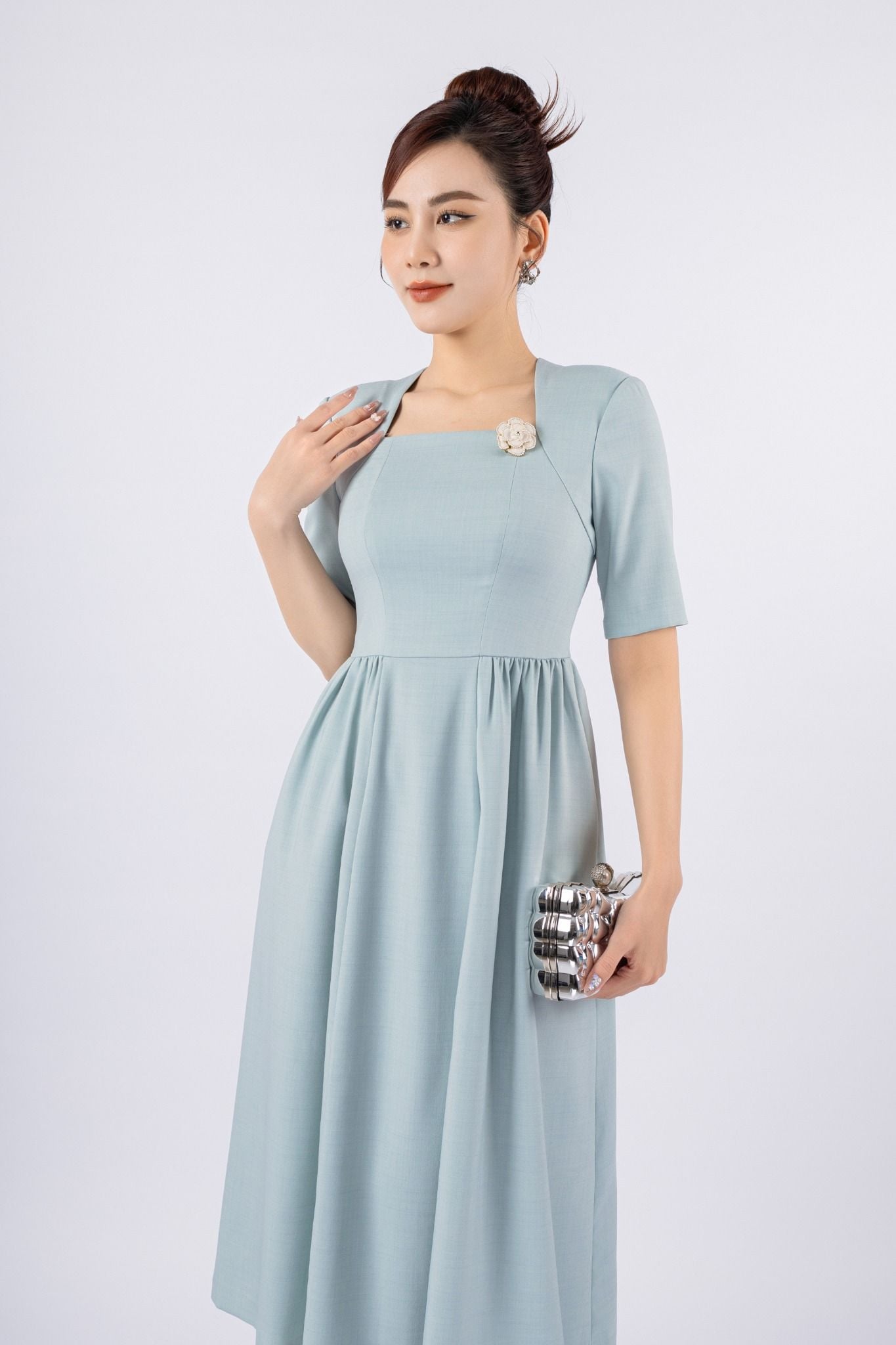 FDC14027 - Đầm công sở vải tuytsi dáng Xoè có lót vải habutai cổ vuông hông xếp nhún tạo kiểu kèm hoa cài áo khóa thân sau - PANTIO