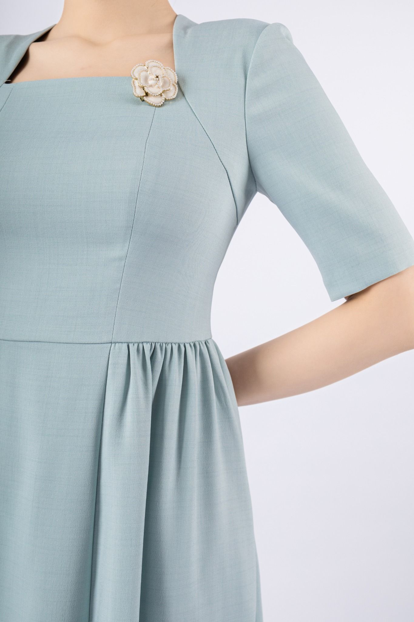 FDC14027 - Đầm công sở vải tuytsi dáng Xoè có lót vải habutai cổ vuông hông xếp nhún tạo kiểu kèm hoa cài áo khóa thân sau - PANTIO