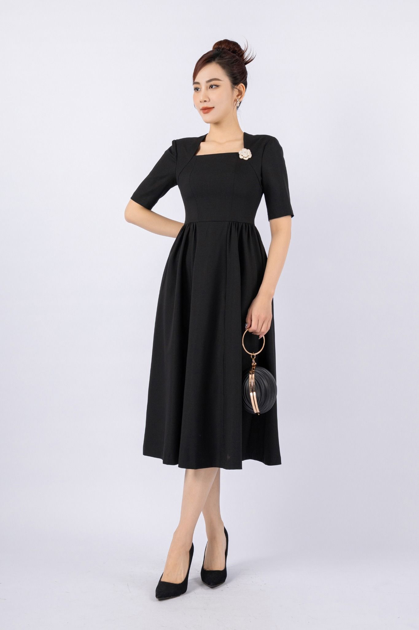 FDC14027 - Đầm công sở vải tuytsi dáng Xoè có lót vải habutai cổ vuông hông xếp nhún tạo kiểu kèm hoa cài áo khóa thân sau - PANTIO