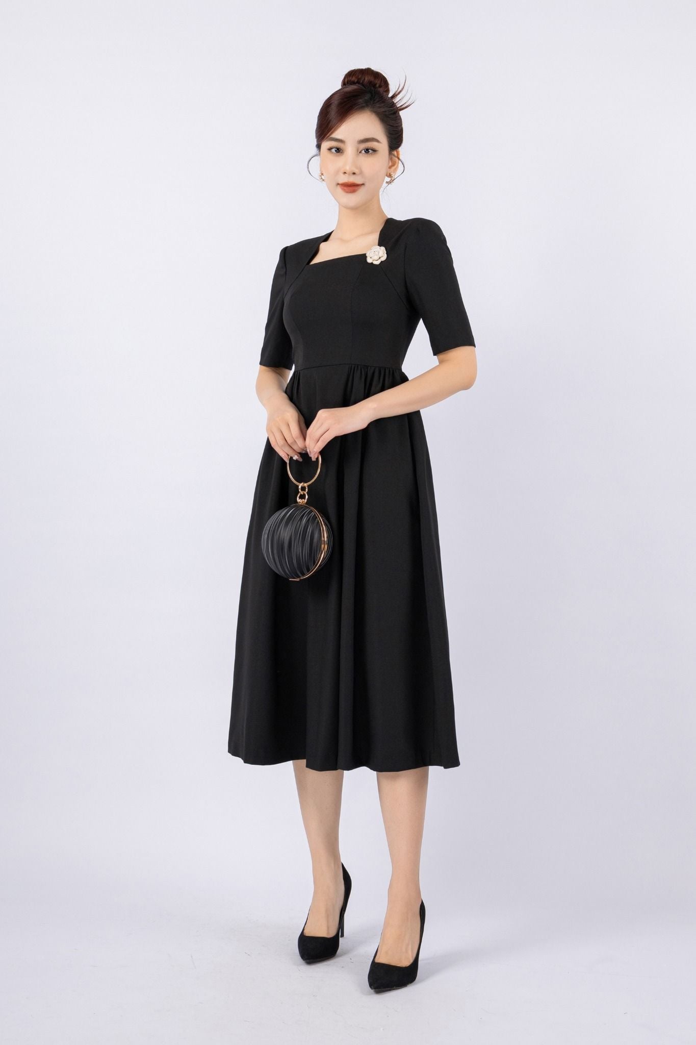 FDC14027 - Đầm công sở vải tuytsi dáng Xoè có lót vải habutai cổ vuông hông xếp nhún tạo kiểu kèm hoa cài áo khóa thân sau - PANTIO