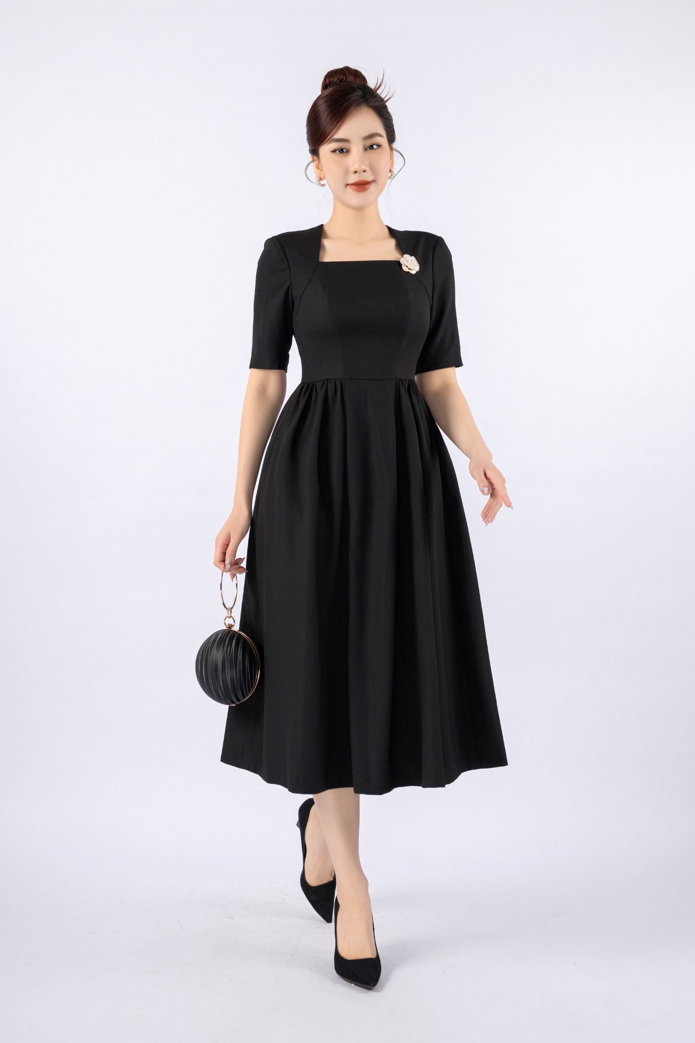 FDC14027 - Đầm công sở vải tuytsi dáng Xoè có lót vải habutai cổ vuông hông xếp nhún tạo kiểu kèm hoa cài áo khóa thân sau - PANTIO