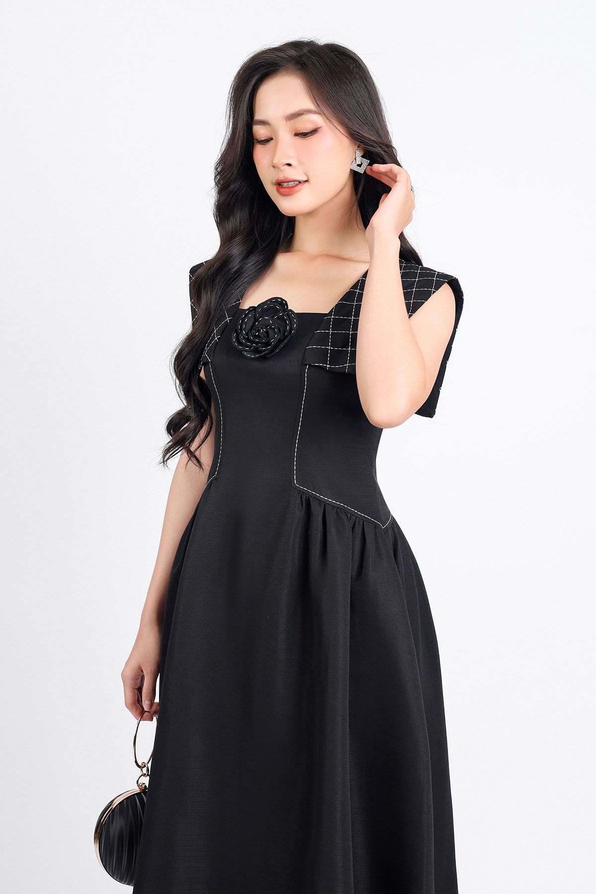 FDC14125 - Đầm công sở vải thô dáng xoè hai lớp lót habutai cổ vuông kèm hoa cài trang trí tay chờm vai thêu hoạ tiết kẻ caro eo nhún tạo kiểu khoá thân sau - PANTIO