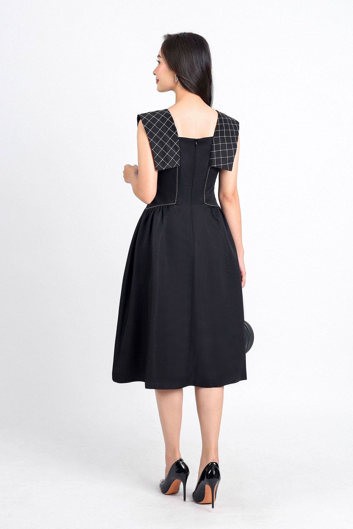 FDC14125 - Đầm công sở vải thô dáng xoè hai lớp lót habutai cổ vuông kèm hoa cài trang trí tay chờm vai thêu hoạ tiết kẻ caro eo nhún tạo kiểu khoá thân sau - PANTIO