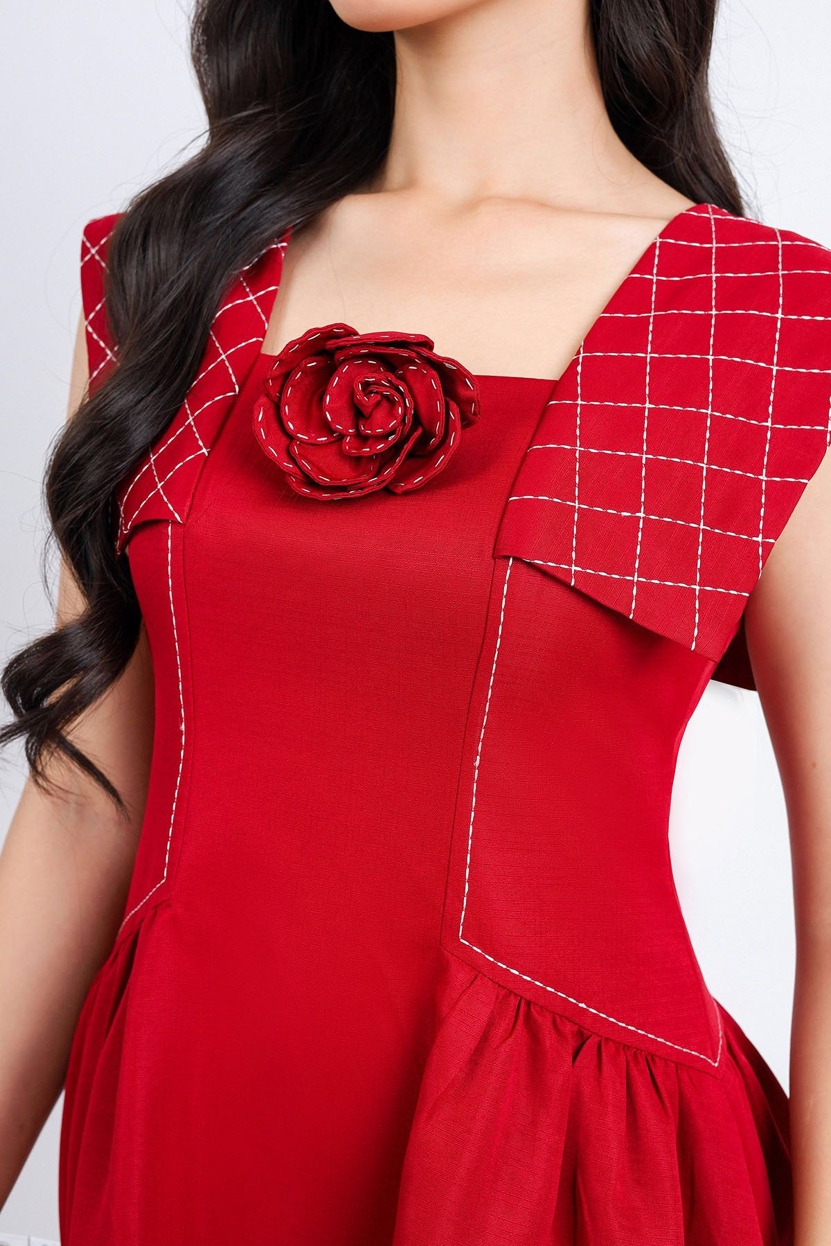 FDC14125 - Đầm công sở vải thô dáng xoè hai lớp lót habutai cổ vuông kèm hoa cài trang trí tay chờm vai thêu hoạ tiết kẻ caro eo nhún tạo kiểu khoá thân sau - PANTIO