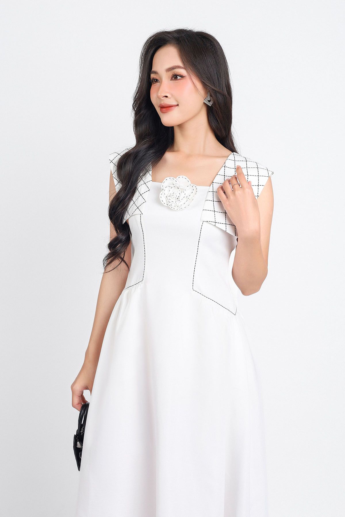 FDC14125 - Đầm công sở vải thô dáng xoè hai lớp lót habutai cổ vuông kèm hoa cài trang trí tay chờm vai thêu hoạ tiết kẻ caro eo nhún tạo kiểu khoá thân sau - PANTIO