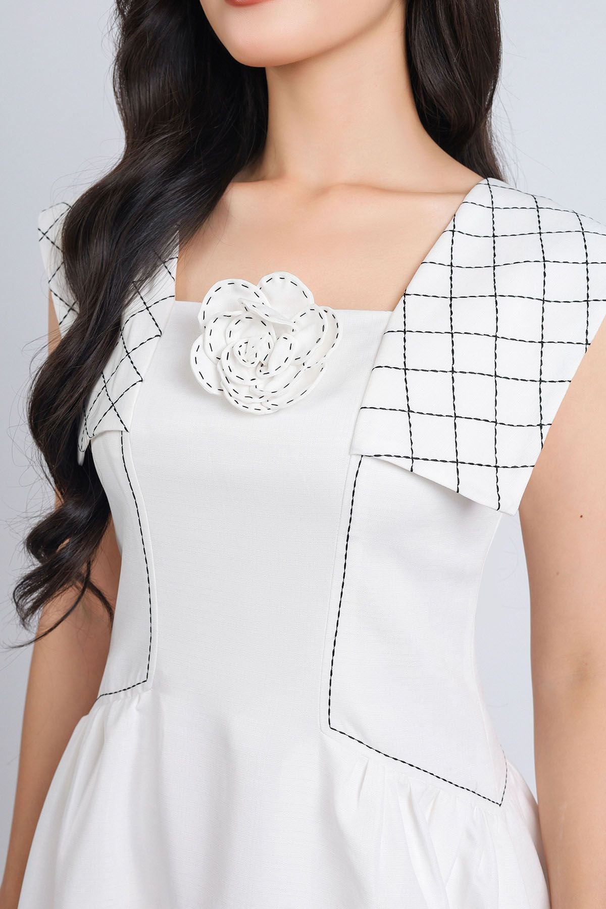 FDC14125 - Đầm công sở vải thô dáng xoè hai lớp lót habutai cổ vuông kèm hoa cài trang trí tay chờm vai thêu hoạ tiết kẻ caro eo nhún tạo kiểu khoá thân sau - PANTIO