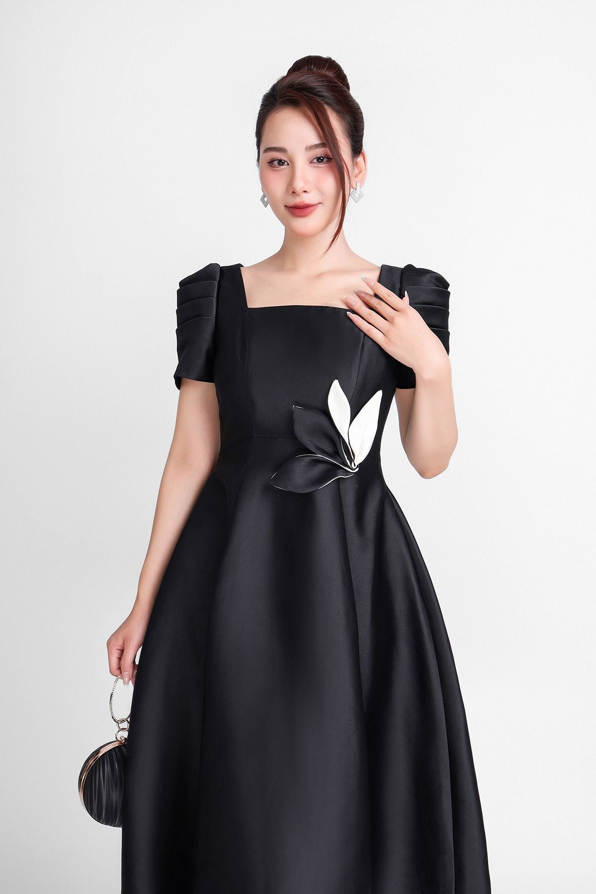 FDC14143 - Đầm dự tiệc vải taffta dáng xoè có lót vài habutai cổ vuông tay bồng nhẹ phối hoa cài áo trang trí khoá thân sau - PANTIO