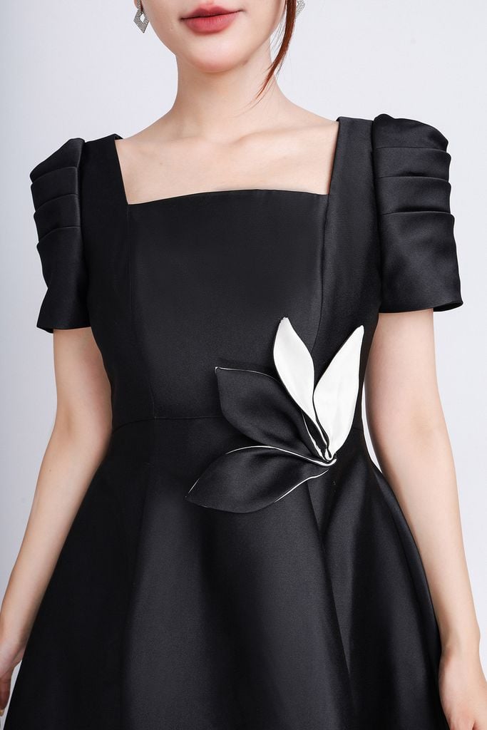 FDC14143 - Đầm dự tiệc vải taffta dáng xoè có lót vài habutai cổ vuông tay bồng nhẹ phối hoa cài áo trang trí khoá thân sau - PANTIO