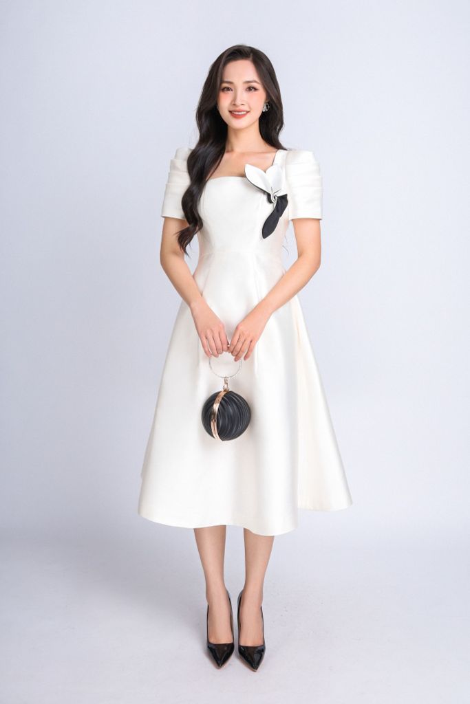 FDC14143 - Đầm dự tiệc vải taffta dáng xoè có lót vài habutai cổ vuông tay bồng nhẹ phối hoa cài áo trang trí khoá thân sau - PANTIO