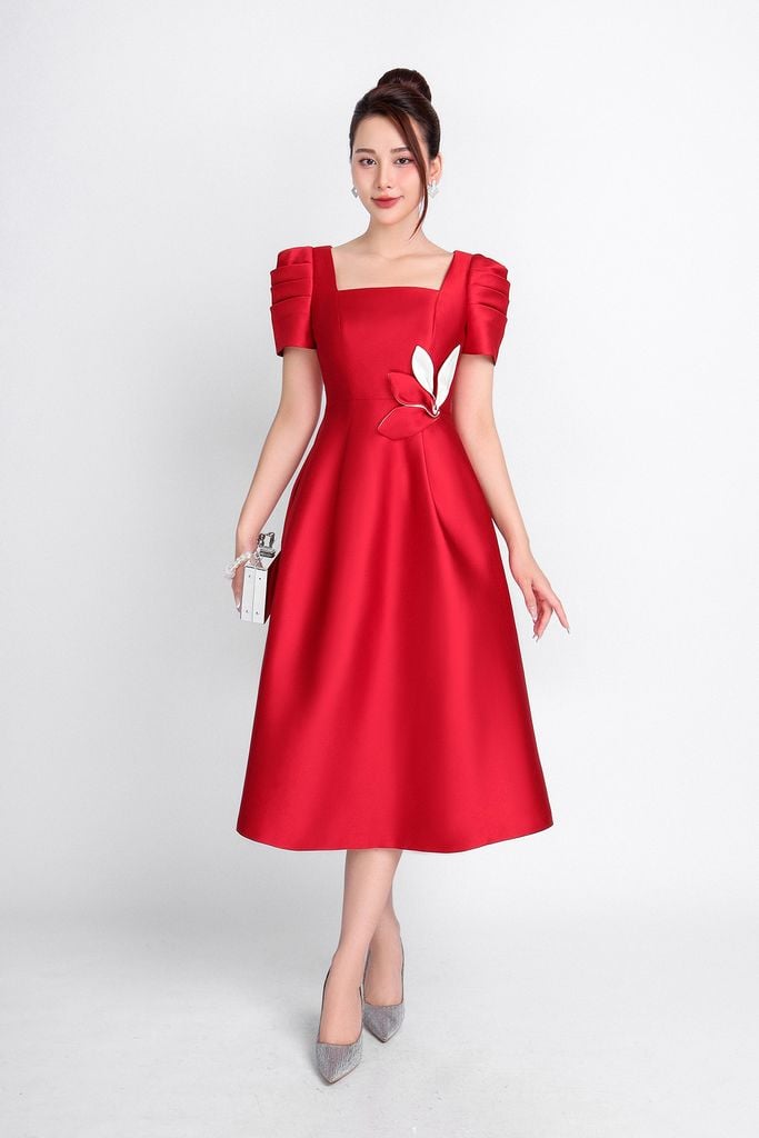 FDC14143 - Đầm dự tiệc vải taffta dáng xoè có lót vài habutai cổ vuông tay bồng nhẹ phối hoa cài áo trang trí khoá thân sau - PANTIO