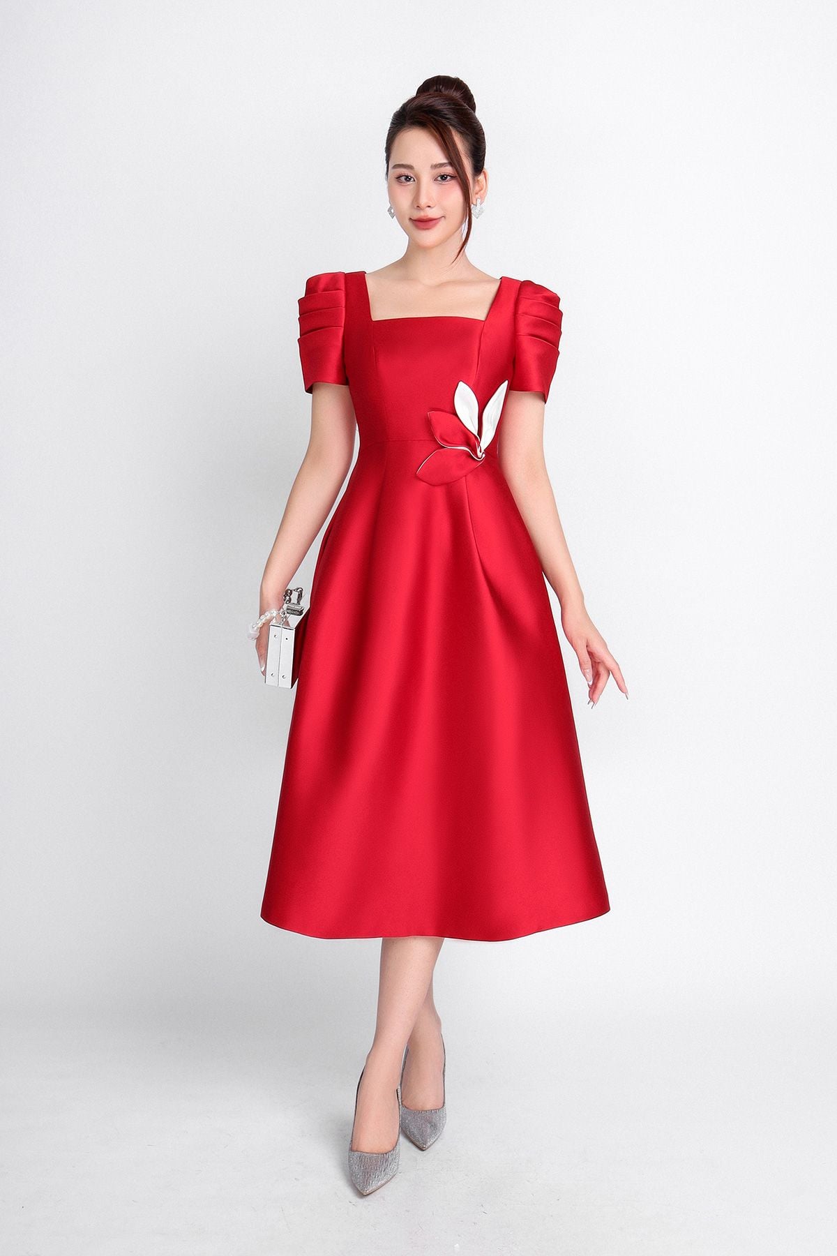 FDC14143 - Đầm dự tiệc vải taffta dáng xoè có lót vài habutai cổ vuông tay bồng nhẹ phối hoa cài áo trang trí khoá thân sau - PANTIO