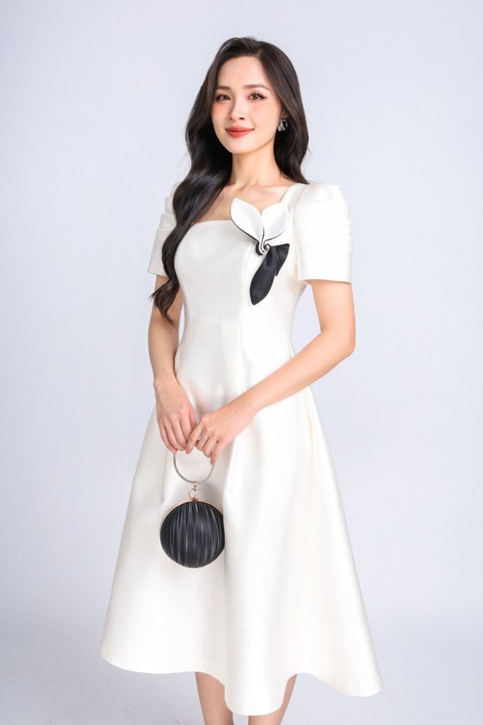 FDC14143 - Đầm dự tiệc vải taffta dáng xoè có lót vài habutai cổ vuông tay bồng nhẹ phối hoa cài áo trang trí khoá thân sau - PANTIO