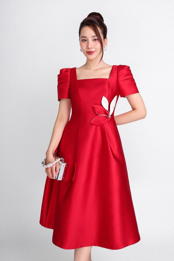 FDC14143 - Đầm dự tiệc vải taffta dáng xoè có lót vài habutai cổ vuông tay bồng nhẹ phối hoa cài áo trang trí khoá thân sau - PANTIO