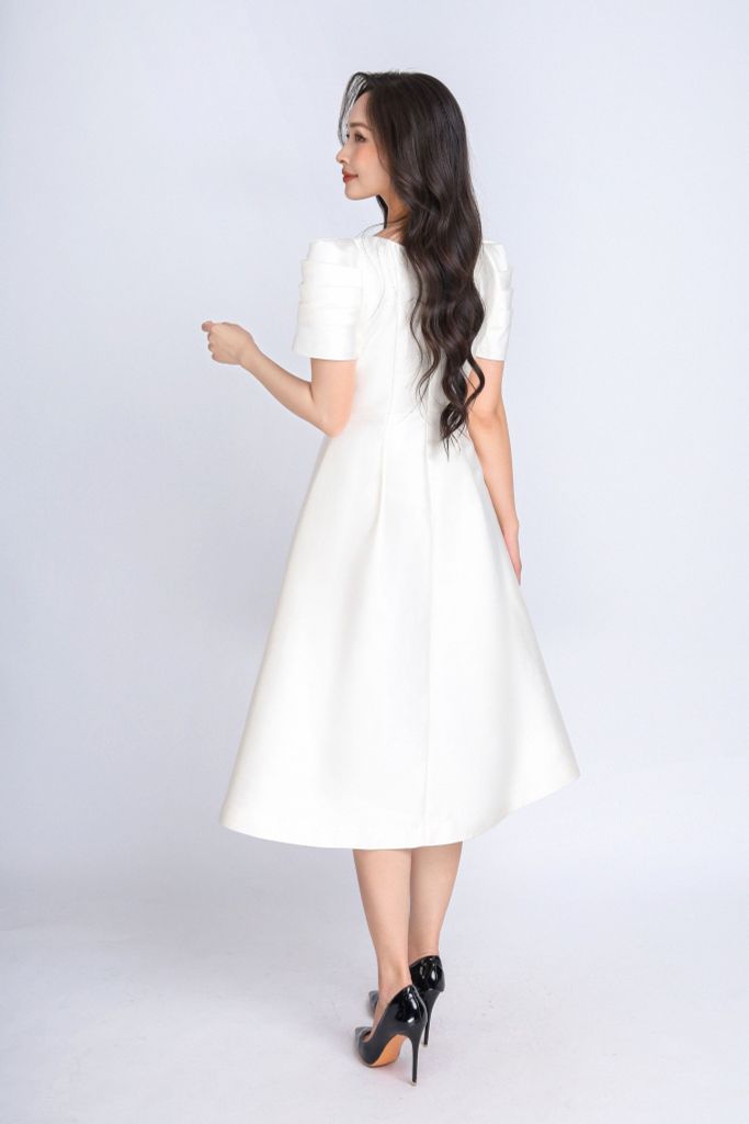 FDC14143 - Đầm dự tiệc vải taffta dáng xoè có lót vài habutai cổ vuông tay bồng nhẹ phối hoa cài áo trang trí khoá thân sau - PANTIO