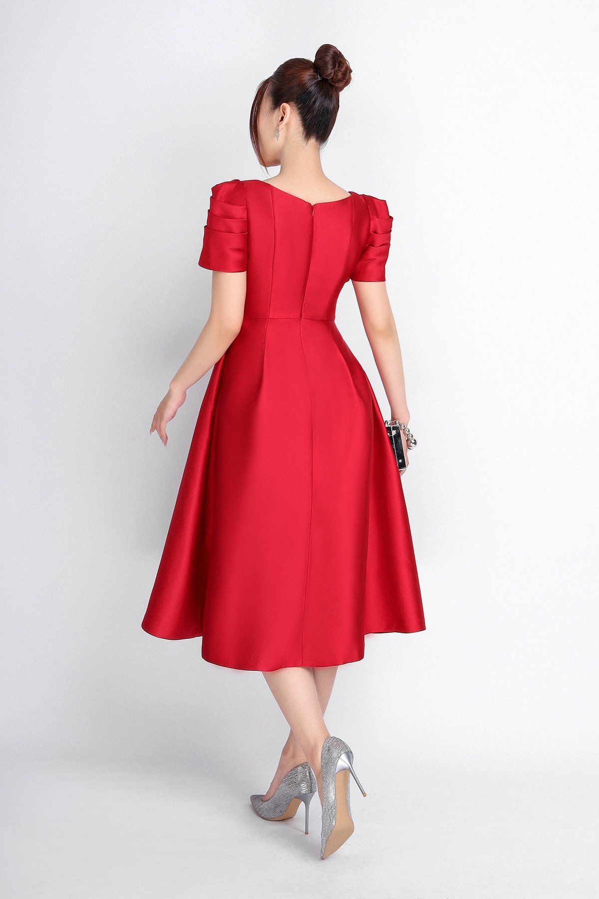 FDC14143 - Đầm dự tiệc vải taffta dáng xoè có lót vài habutai cổ vuông tay bồng nhẹ phối hoa cài áo trang trí khoá thân sau - PANTIO