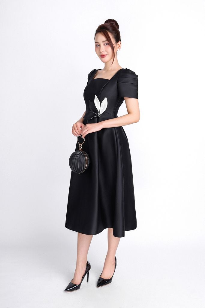 FDC14143 - Đầm dự tiệc vải taffta dáng xoè có lót vài habutai cổ vuông tay bồng nhẹ phối hoa cài áo trang trí khoá thân sau - PANTIO
