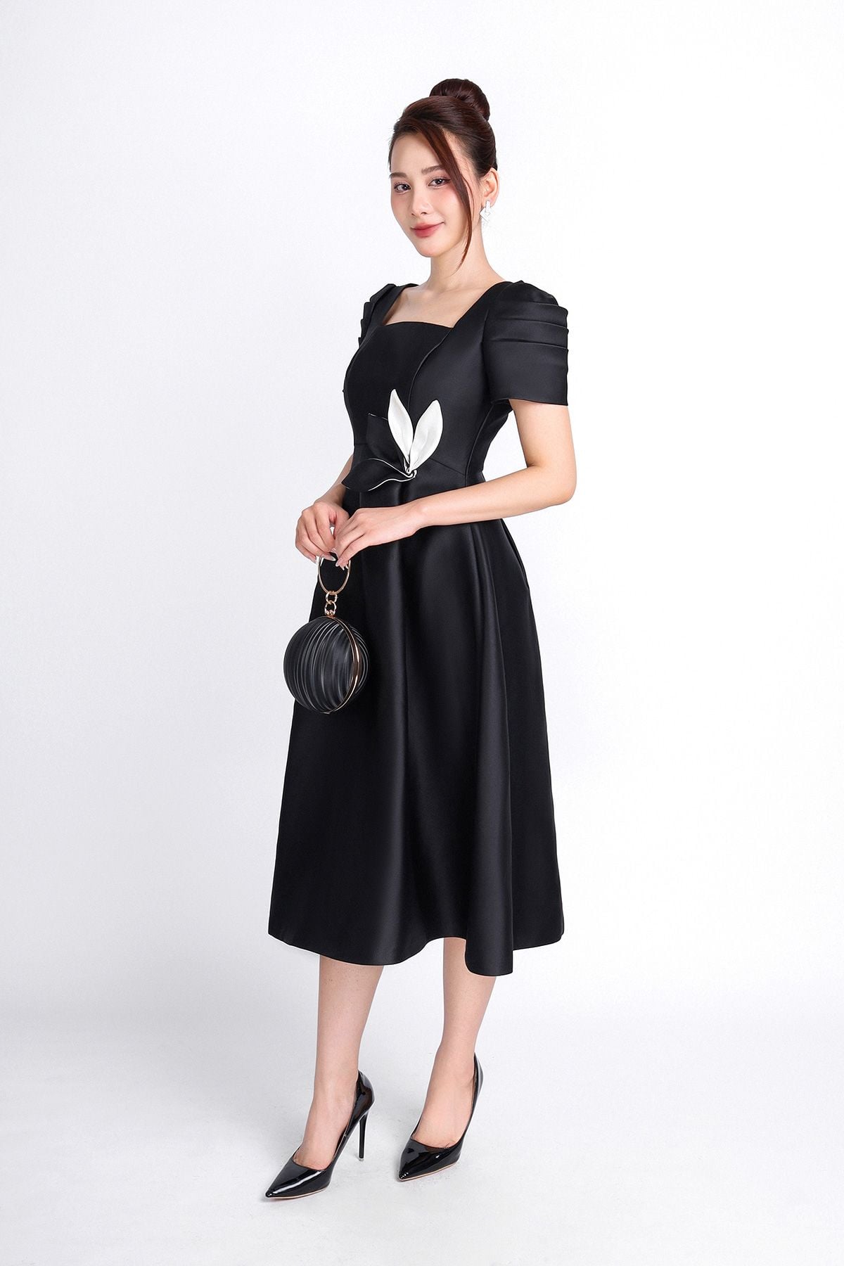 FDC14143 - Đầm dự tiệc vải taffta dáng xoè có lót vài habutai cổ vuông tay bồng nhẹ phối hoa cài áo trang trí khoá thân sau - PANTIO