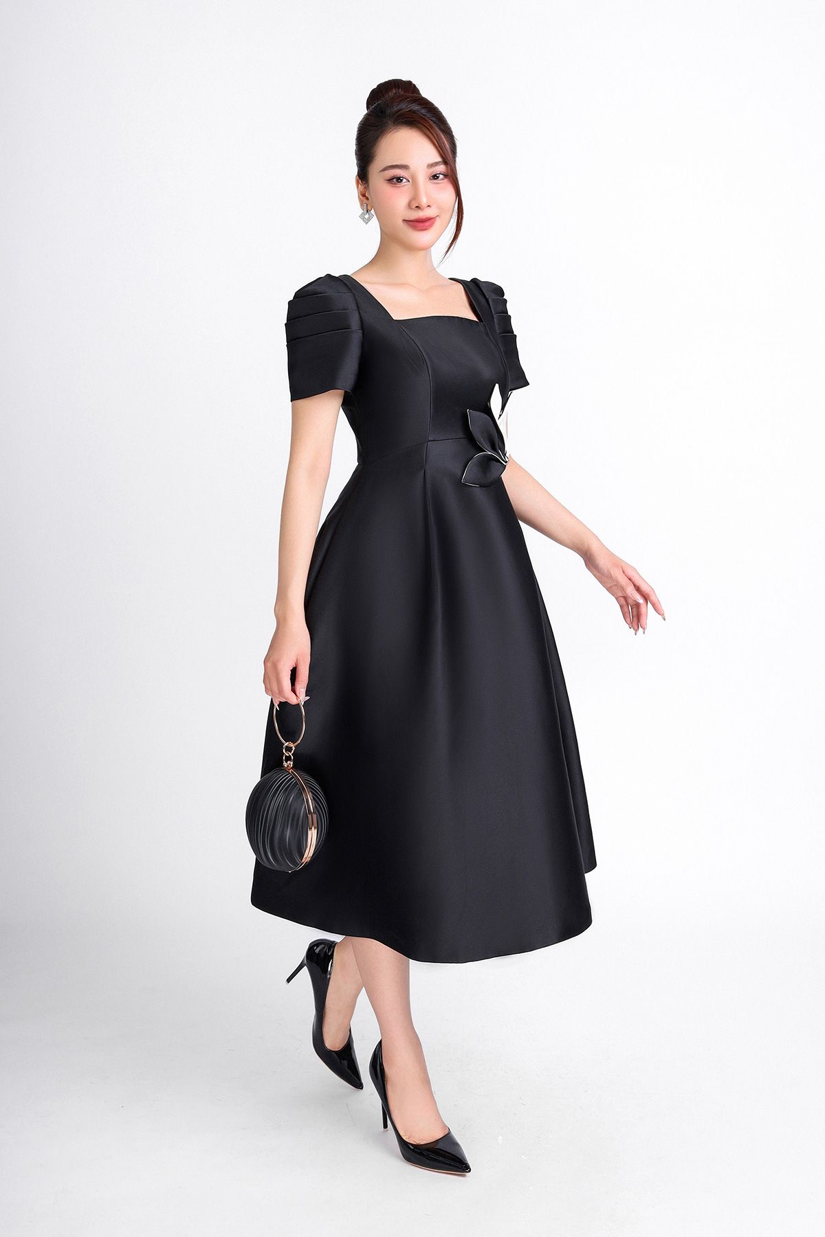 FDC14143 - Đầm dự tiệc vải taffta dáng xoè có lót vài habutai cổ vuông tay bồng nhẹ phối hoa cài áo trang trí khoá thân sau - PANTIO