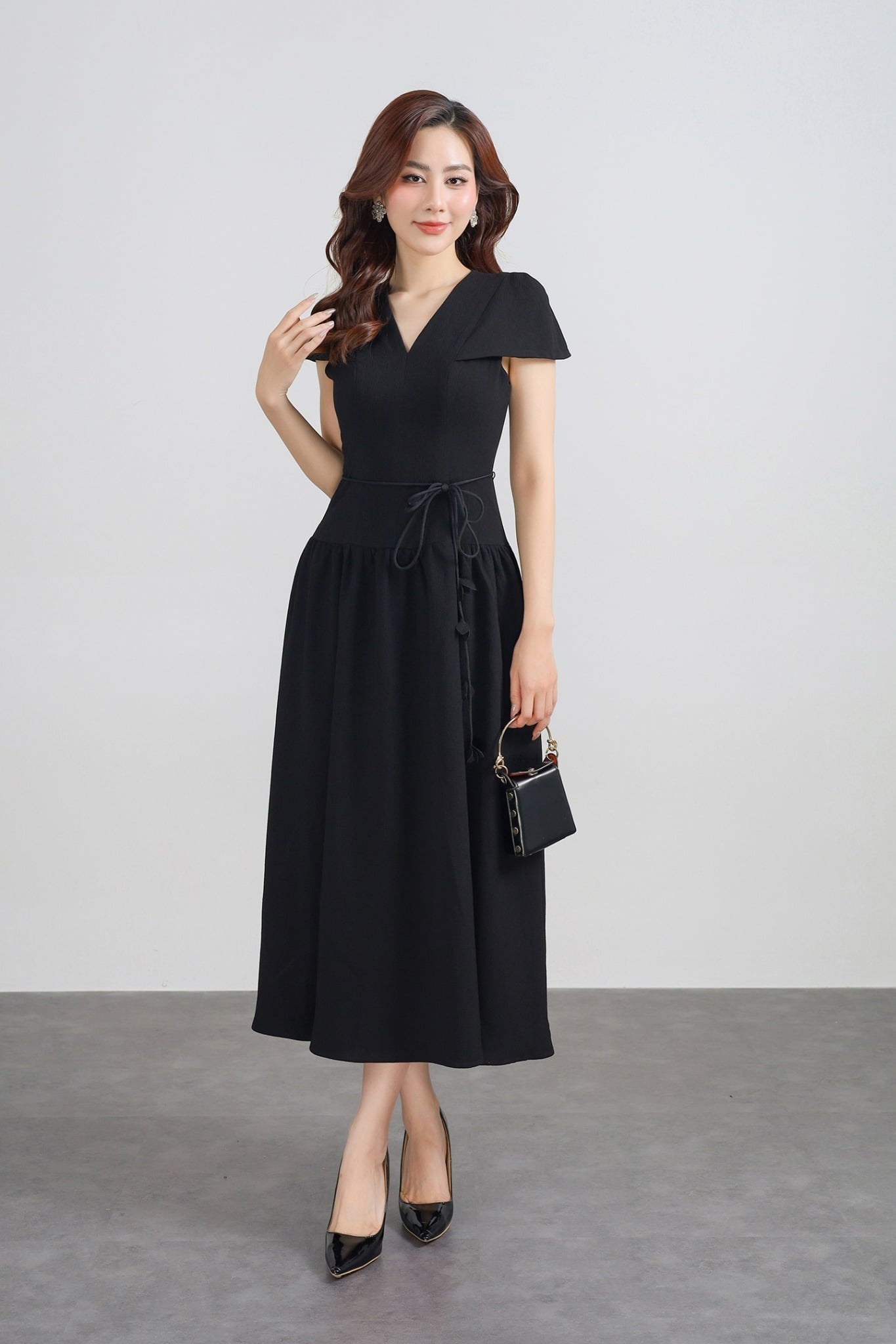 FDC15150 - Đầm công sở vải thô xốp dáng suông cổ xẻ V thân váy xếp ly bung tạo xoè eo phối dây thắt tạo kiểu - PANTIO