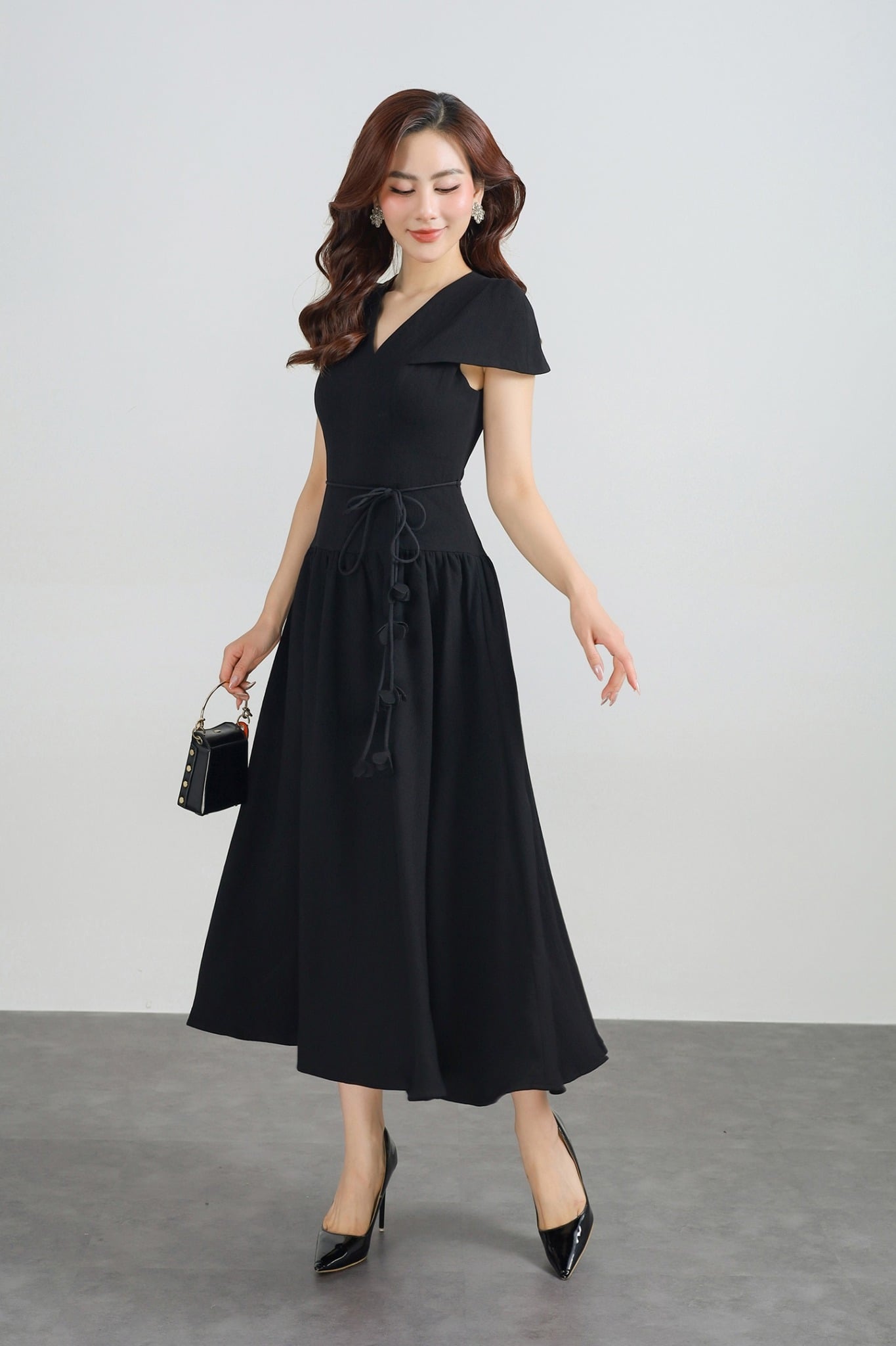 FDC15150 - Đầm công sở vải thô xốp dáng suông cổ xẻ V thân váy xếp ly bung tạo xoè eo phối dây thắt tạo kiểu - PANTIO