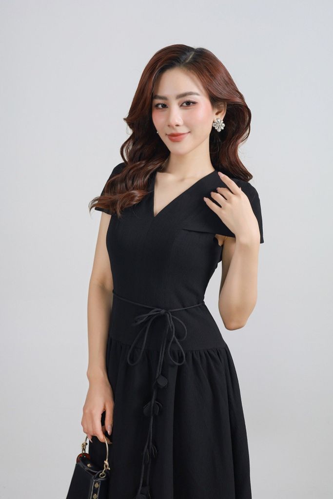 FDC15150 - Đầm công sở vải thô xốp dáng suông cổ xẻ V thân váy xếp ly bung tạo xoè eo phối dây thắt tạo kiểu - PANTIO