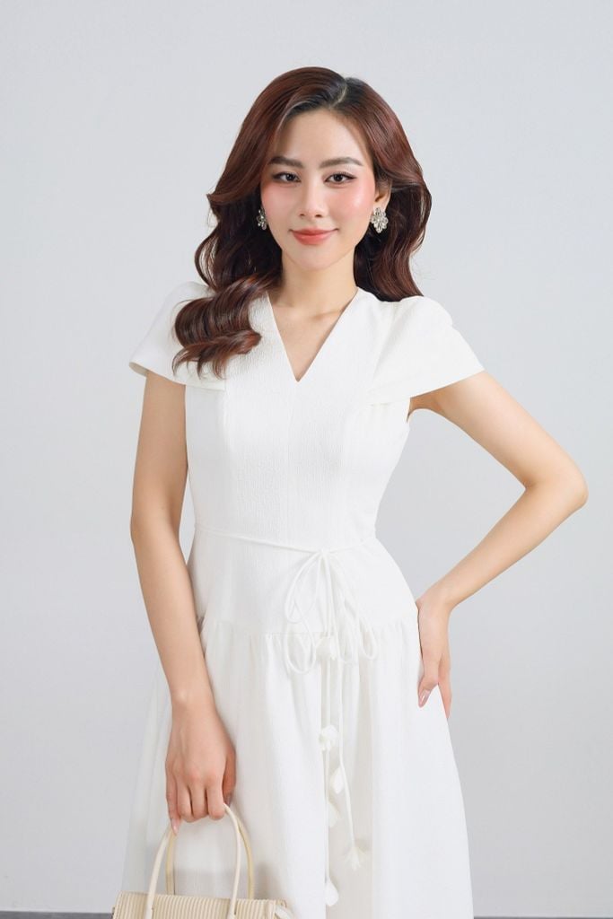 FDC15150 - Đầm công sở vải thô xốp dáng suông cổ xẻ V thân váy xếp ly bung tạo xoè eo phối dây thắt tạo kiểu - PANTIO