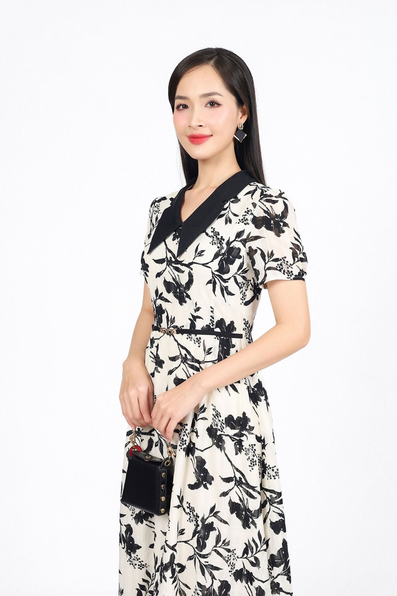 FDC15166 - Đầm công sở vải tơ hoa dáng suông cổ V tay cộc eo váy phối dây đai tạo kiểu khoá thân sau - PANTIO