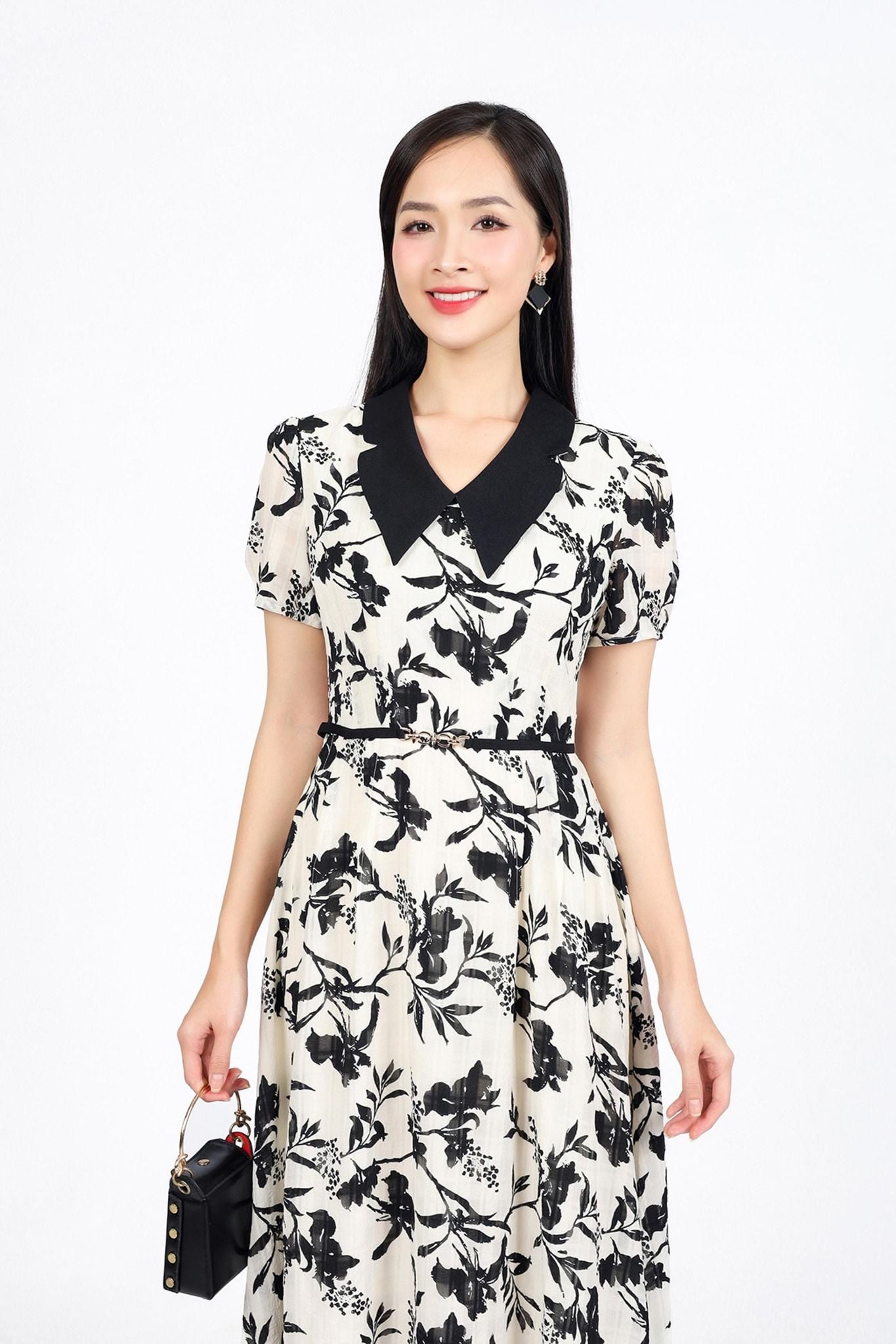 FDC15166 - Đầm công sở vải tơ hoa dáng suông cổ V tay cộc eo váy phối dây đai tạo kiểu khoá thân sau - PANTIO