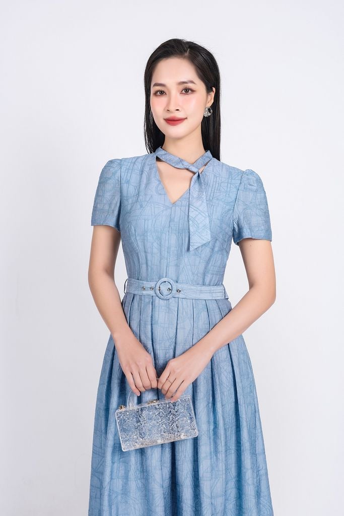 FDC15199 - Đầm công sở vải thô mỏng dáng A xòe cổ xẻ V phối vạt tay bồng nhẹ eo xếp ly bung tạo xoè kèm dây đai thắt eo - PANTIO