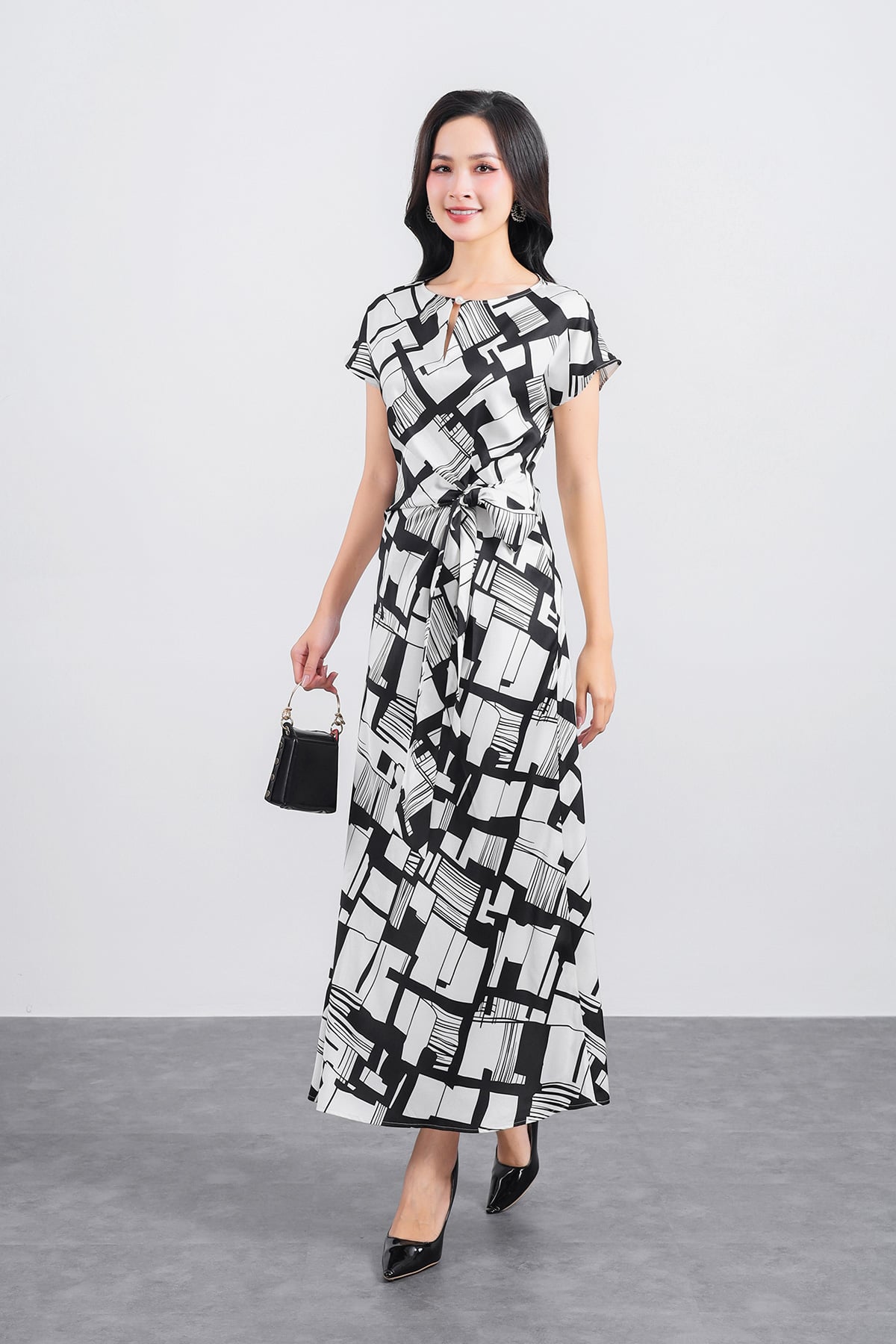 FDC15222 - Đầm công sở vải thô lụa dáng suông cổ tròn tay ngắn eo vặn xoắn tạo kiểu khoá thân sau - PANTIO