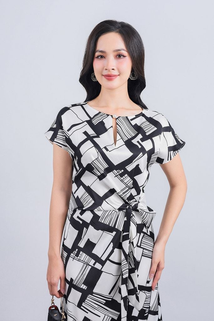 FDC15222 - Đầm công sở vải thô lụa dáng suông cổ tròn tay ngắn eo vặn xoắn tạo kiểu khoá thân sau - PANTIO